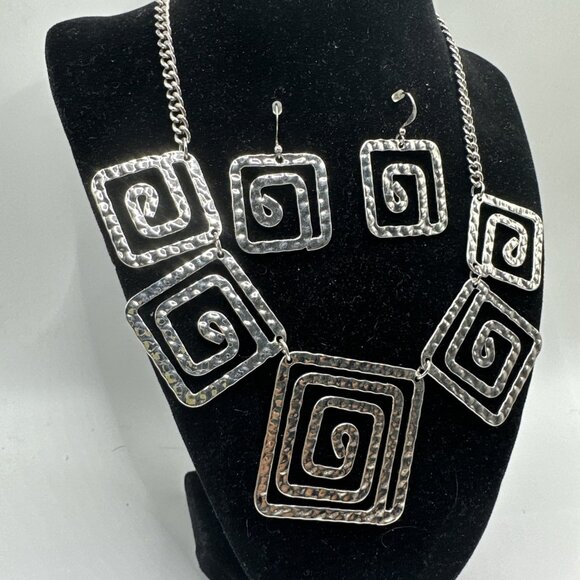 Set SilverTone Spiral Square Hammered Chain Necklace Earrings  16” 2” Ext Tribal - Picture 2 of 9